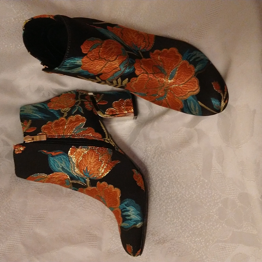 J. Renee embroidered booties Sz 7.5 🧳